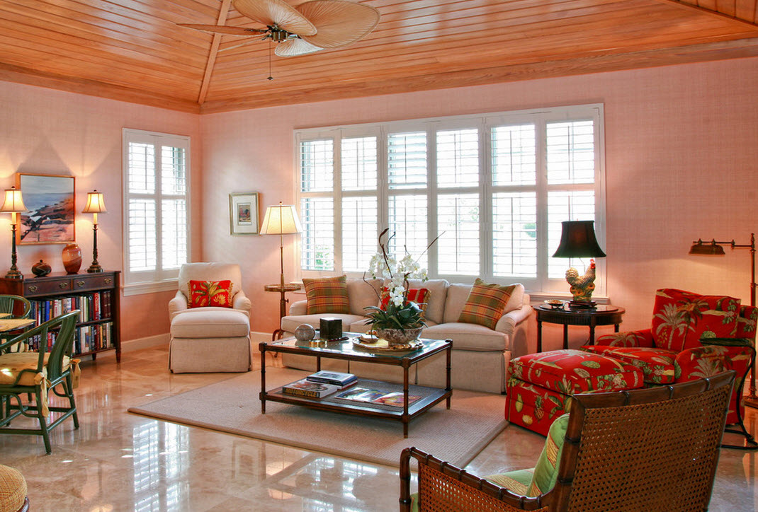 Un tono inusualmente cálido de una rosa de té en el interior de la sala de estar y accesorios brillantes.
