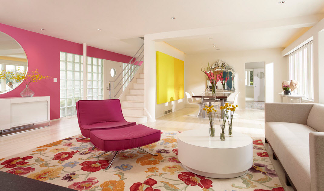 La combinación de rosa y blanco en el interior de la sala de estar.