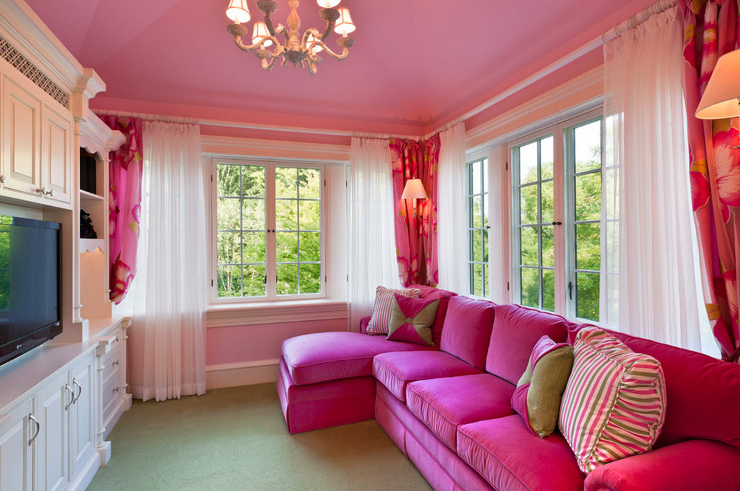 Interior de salón rosa acogedor, dulce y femenino