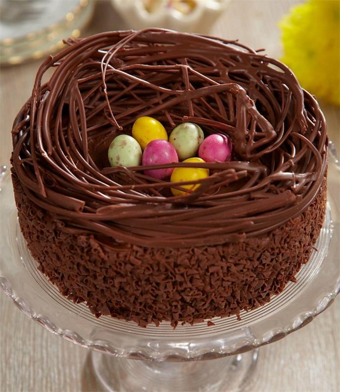 Velykų lizdas, šokoladinis pyragas su saldžiais kiaušiniais centre, šokoladas, imituojantis medžio šakas, Velykų valgio idėja, Velykų desertas