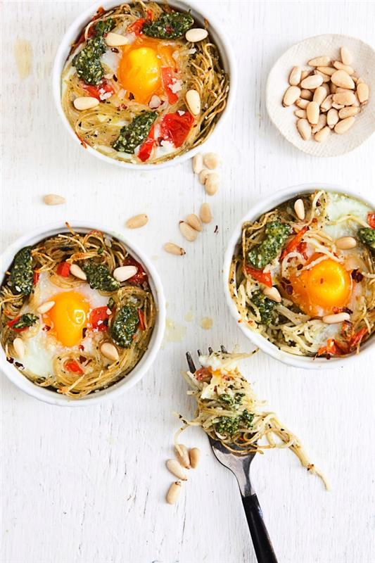 recept za testeninska gnezda z jajci, paradižnikom in domačim zelenim pestom, hiter recept za večer