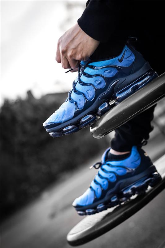 Trendi superge Nike VaporMax Plus spomladi 2018 v modri fotografiji