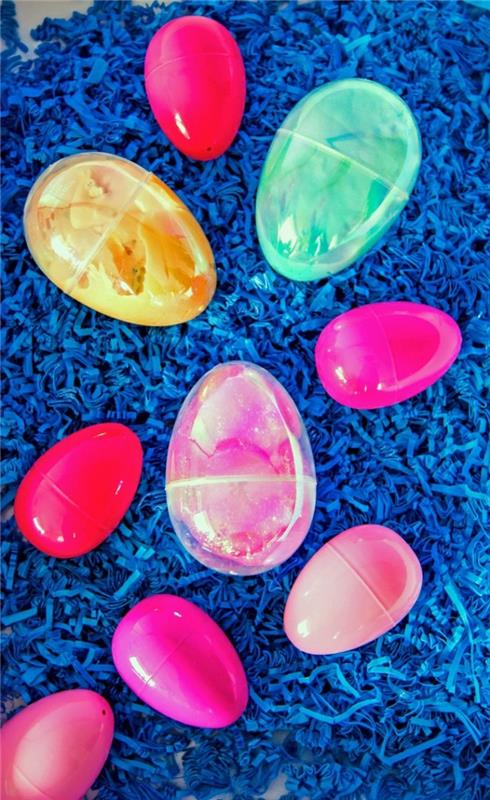 plastikiniai Velykų kiaušiniai, šeši skirtingų rožinių atspalvių ir trys didesni skaidrūs, visuose yra „pasidaryk pats“ lipdukas, purus gleivės