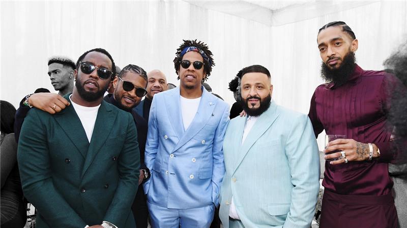 nuotrauka, kurioje P Diddy, Jay-Z Dj Khaled ir Nipsey Hussle apsirengę ryškiais kostiumais ceremonijoje