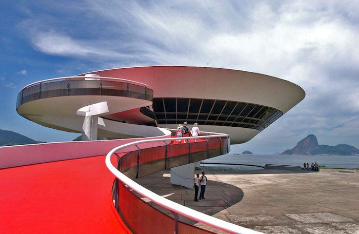 Leteči krožnik v Muzeju sodobne umetnosti Niteroi v Rio de Janeiru v Braziliji