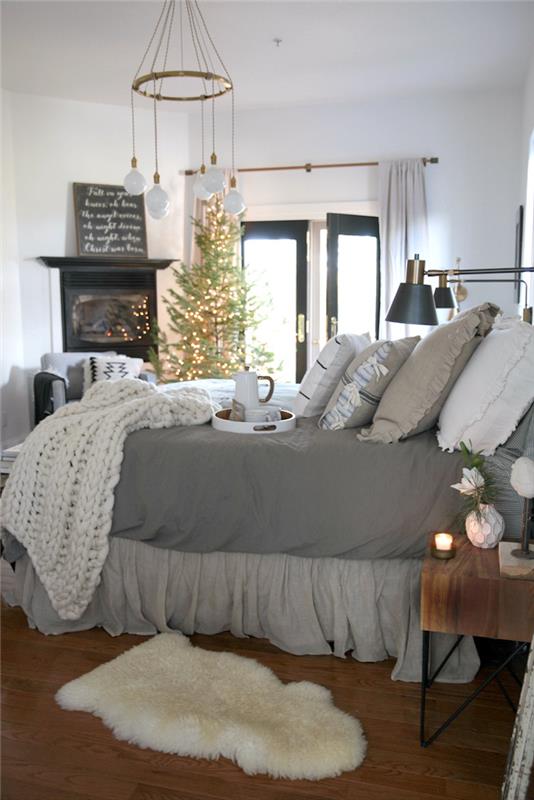 Božično drevo, okrašeno z lučkami, kakšne barve s sivo, kul ideja, kako okrasiti, lesena nočna omarica