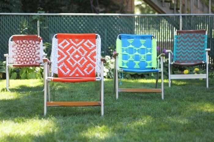 diy macrame, leseni vrtni stoli, večbarvna dekoracija macrame, sončna svetloba