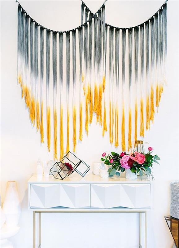 diy macrame, stenski madež v črni in rumeni barvi, vaza za rože, bela miza