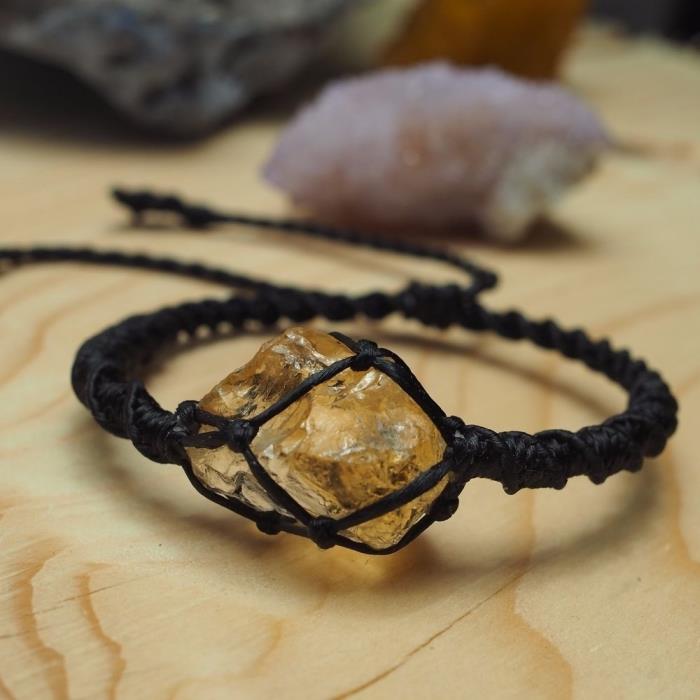 enostavno izdelavo nakita, izvirno zapestnico, ki jo naredite sami, nakit iz črne usnjene vrvice, narejen z lastnimi rokami, s kamnito dekoracijo