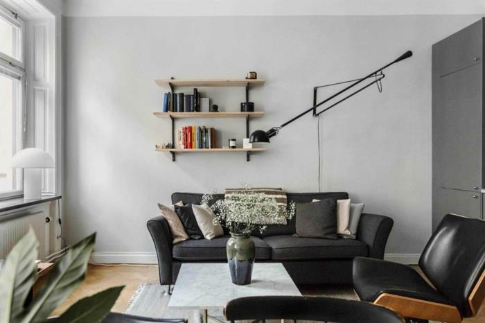 Preprosta lesena polica, črni usnjeni kavč za pohištvo majhnih stanovanj, dekoracija študentskega stanovanja