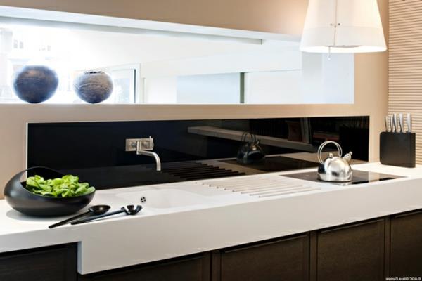 juodo stiklo backsplash