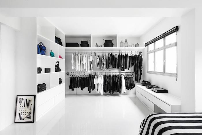 Baltos ir juodos spalvos drabužių spinta miegamajam