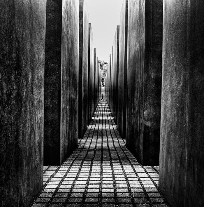 siyah-beyaz-sanatsal-fotoğrafçılık-siyah-beyaz-bloklar-ve-adam-koridor