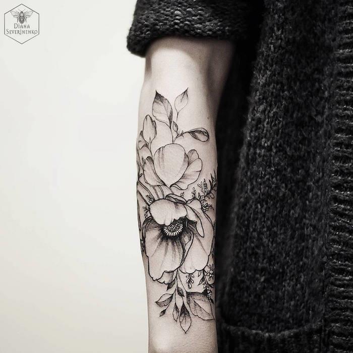 siyah gelincik önkolunun en güzel çiçek dövmeleri anlamı, siyah beyaz haşhaş dövme fikri