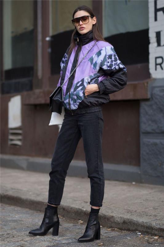 Pastelno vijolična jakna in črne hlače ter gležnarji s peto, 90. leta iščejo zabavo, moda 90. let se je razigrala