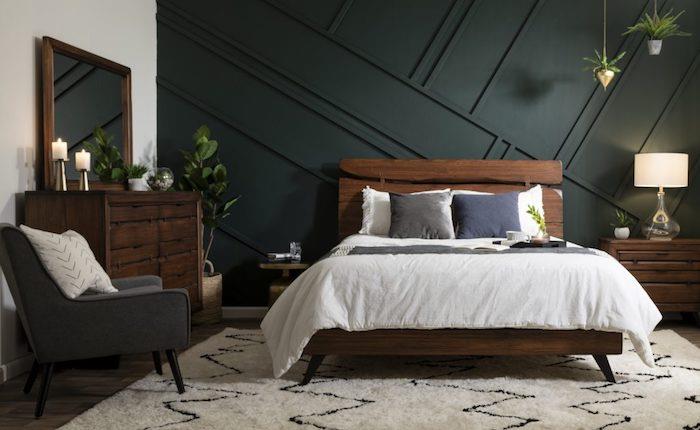 Ogljeno siva in bela barva, stene v dveh barvah, leseno pohištvo, prijetne barve spalnice