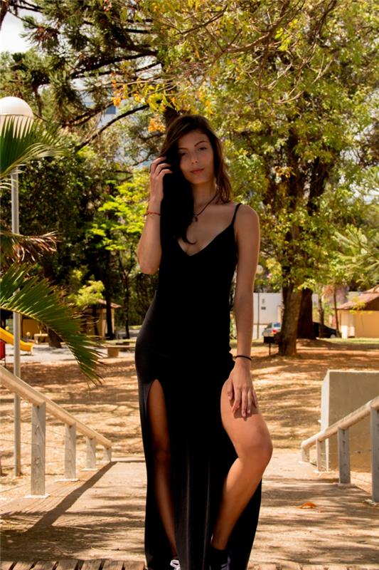 Ilga bohemiška prašmatni suknelė su plyšiais, madinga 2019 metų vasaros stiliaus atsitiktinė moteris, juoda plyšio suknelė, gražios moters nuotrauka