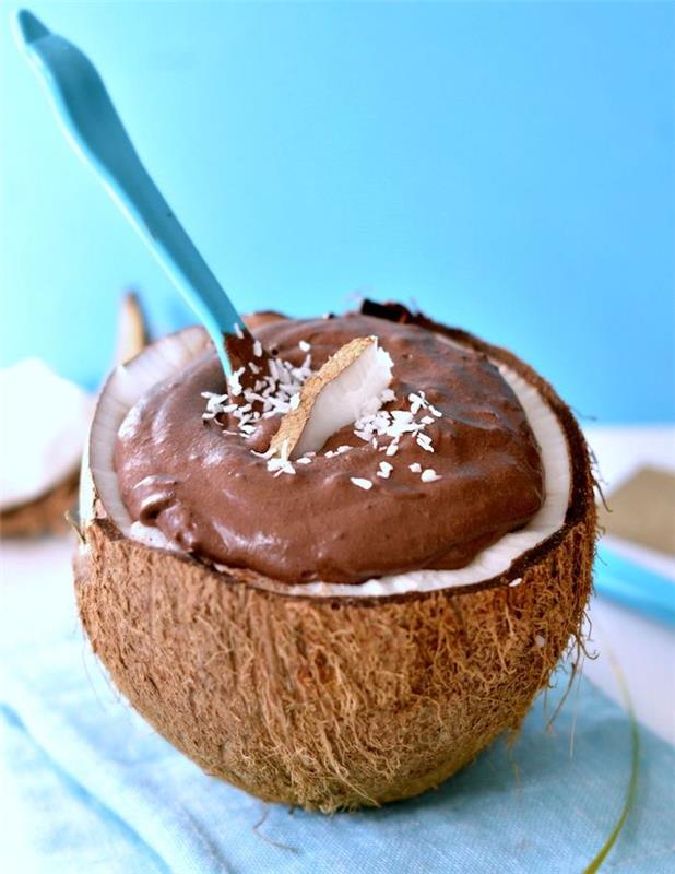originalus dietinis desertas, kokosas užpildytas šokolado putėsiais su kokosų kremu ir kakava