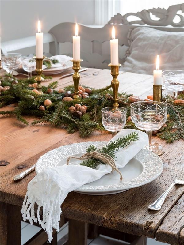 orehi zelenje listje veje okras osrednji del božiča svečnik za sveče zlato miza iz surovega lesa