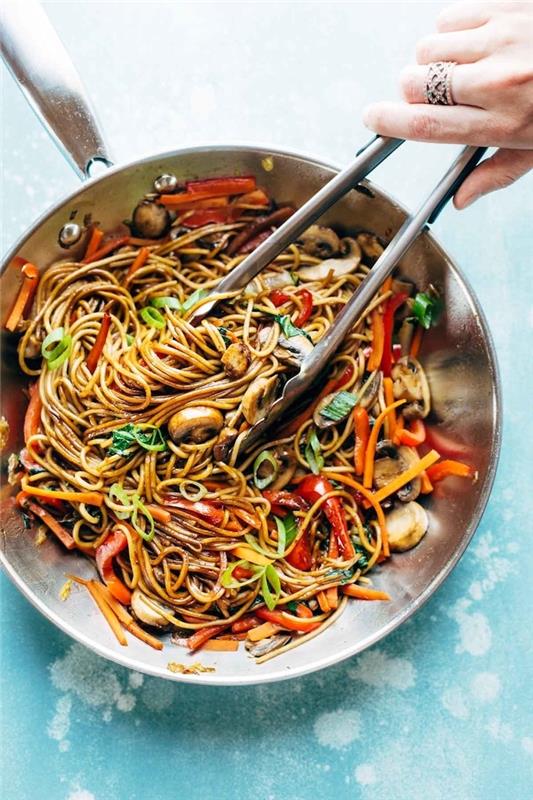 Padella con noodles e funghi, cena sfiziosa, noodles con peperone e basilico freska