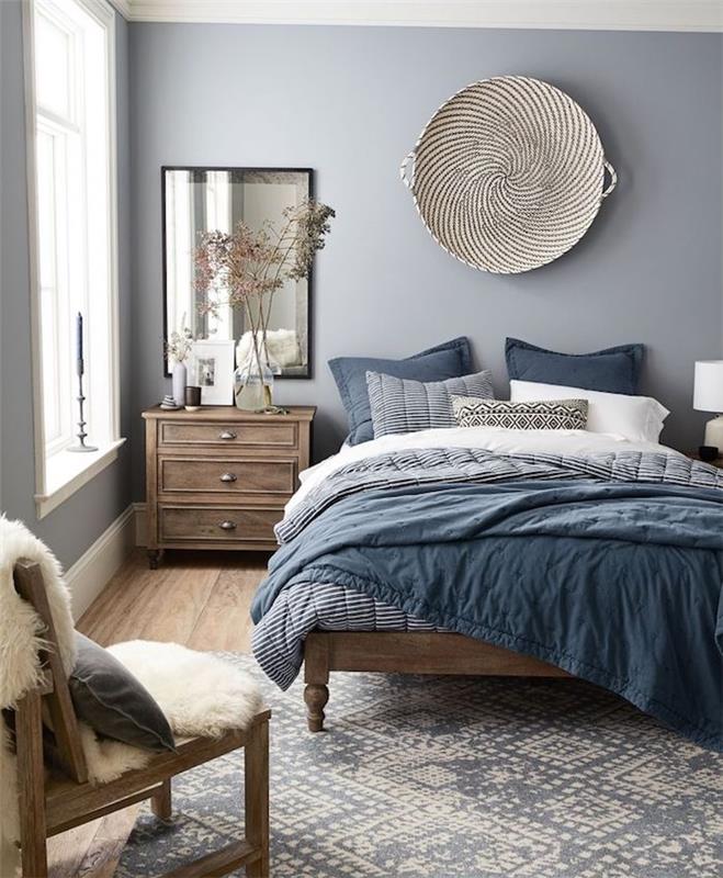 melsvai pilki dažai, šiaurietiško stiliaus miegamajame, įvairių mėlynos spalvos atspalvių lovų užtiesalai, medinės grindys ir baldai