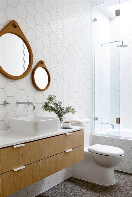Okrogla oblikovana ogledala, kvadratni umivalnik, stranišče, tuš in kad v enem, ideja za polaganje kopalnice, moderna sivo -bela kopalnica z lesenimi detajli