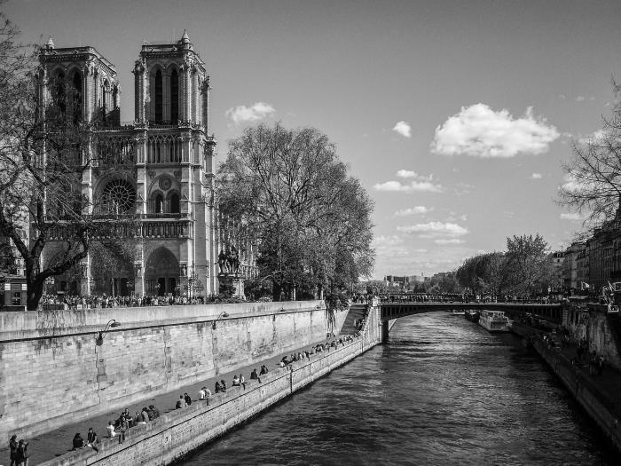čudovita črno-bela fotografija Pariza s pogledom na Notre-Dam in na pristanišča potegalke