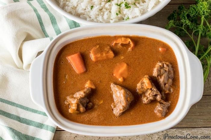 Kuzu eti ve fıstık ezmesi soslu Afrika spesiyalitesi, öğle veya akşam yemeği için orijinal tarif fikri