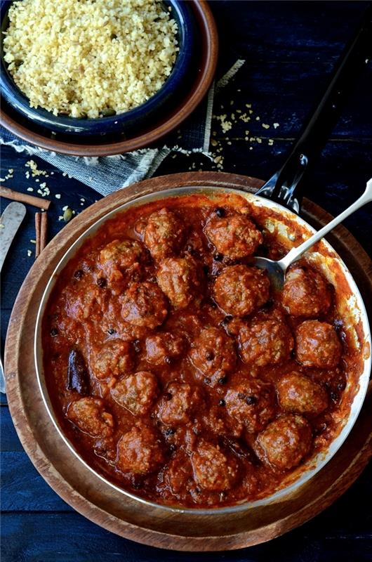 Kıyma ve domates soslu öğle yemeği tarifi, dana köfteli Afrika mutfağı yemeği