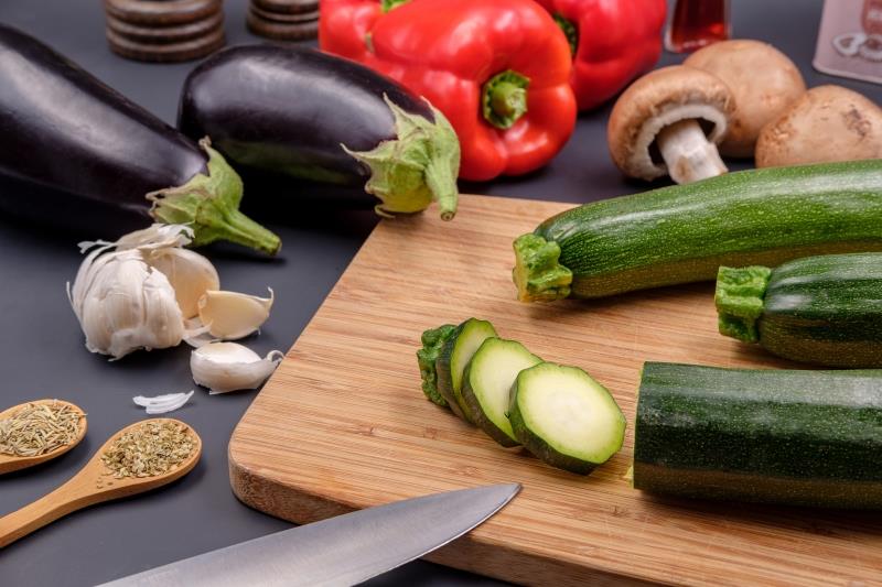 maistas daržovės supjaustytos cukinijos peilis šaukštas medienos prieskoniai česnako skiltelė