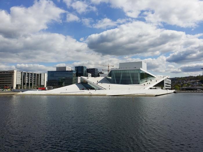 2019'da yeni eko-sorumlu mimari, oslo, avrupa yeşil başkentinin bir parçası olan norveç başkentindeki yeni opera binasının modern binası