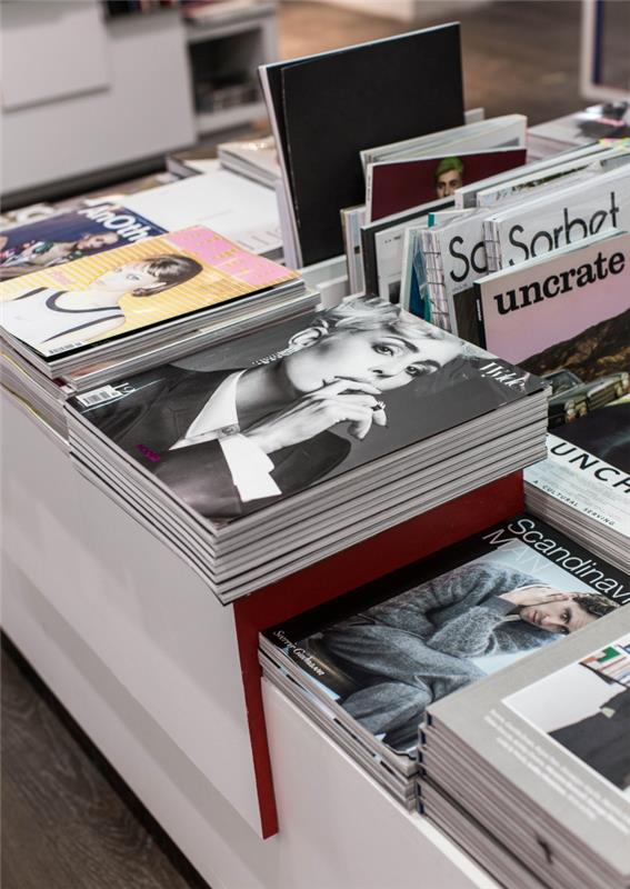Moda dergileri, bir kitapçıdaki orijinal fotoğraf, Calvin Klein için yeni Raf Simons