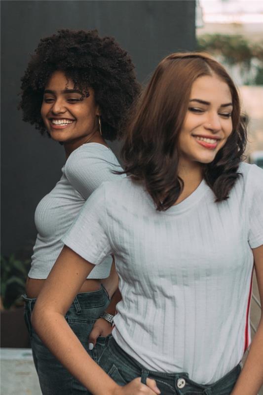 Du draugai toje pačioje aprangoje, šukuosenų tendencija 2020, ilgas kirpimas moterims