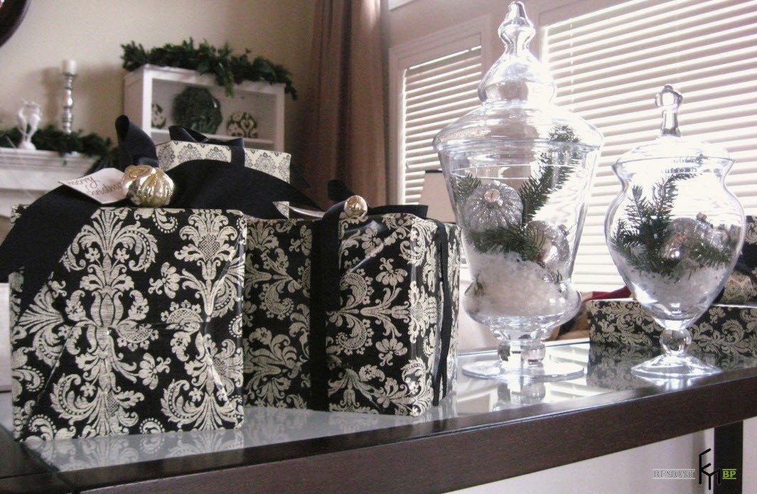 Caixas pretas e brancas para presentes de ano novo