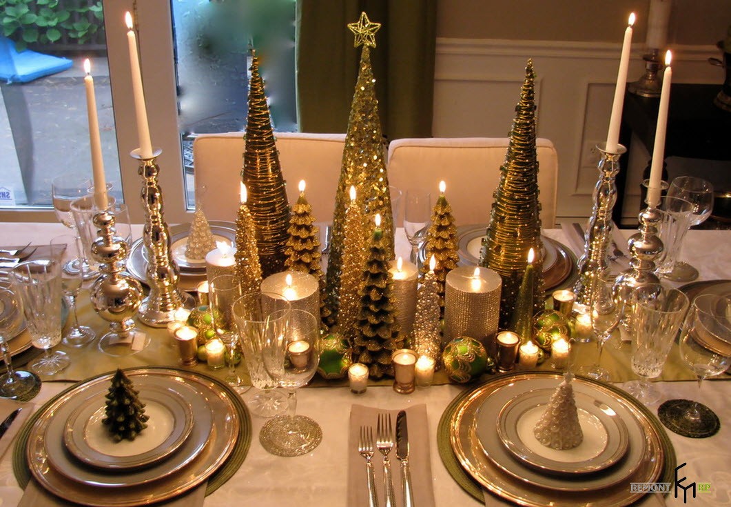 Velas da árvore de natal na mesa