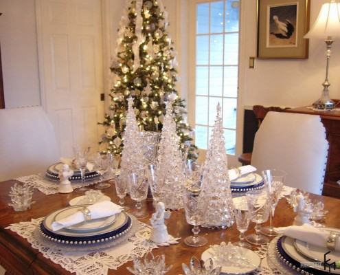 Árvores de Natal de cristal na mesa