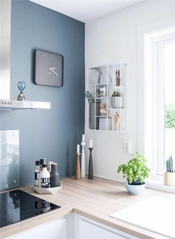 sivo modra barva na kuhinjski steni z električno uro s kvadratno črno številčnico iz svetlega lesa, imitacije PVC površine