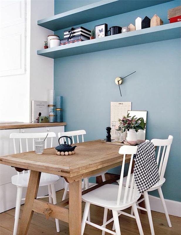 siva modra barva odtenka modre kuhinje s svetlo rjavo leseno mizo in belo pobarvanimi lesenimi stoli