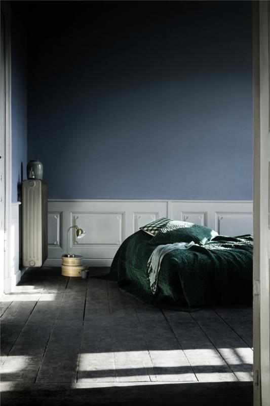 odtenek modre barve modro siva z barvnimi stenami in v kombinaciji z belo in s smaragdno zeleno odejo na postelji