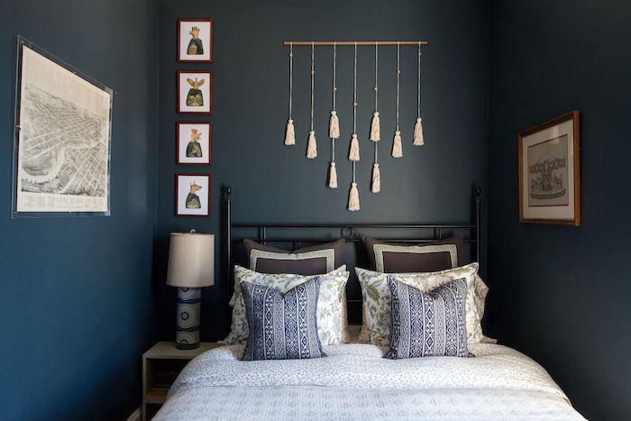 majhna romantična postavitev spalnice z modrimi stenami, okrašenimi z resicami, sivo, belo in modro posteljnino