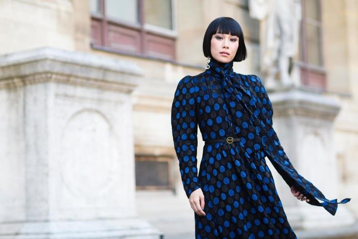 Caschetto corto donna per dei capelli di colore nero e frangia pari, abito lungo di colore nero blu