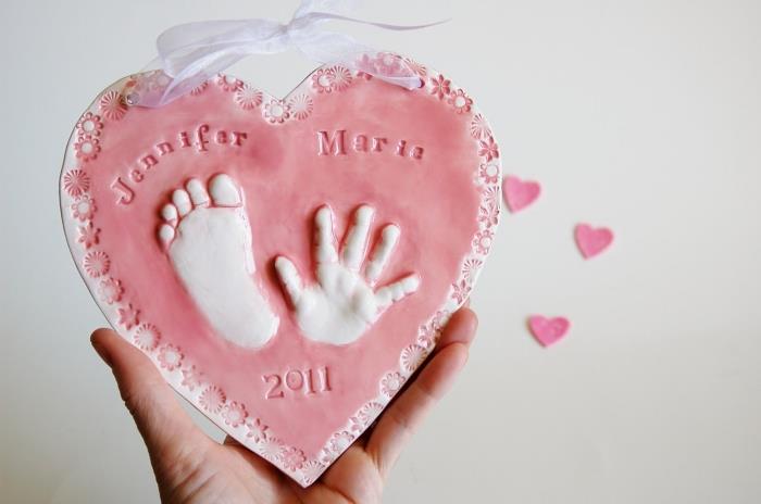 darilo za mamo z otroškim odtisom, primer DIY spominka v, prilepite obliko srca z otroškim odtisom