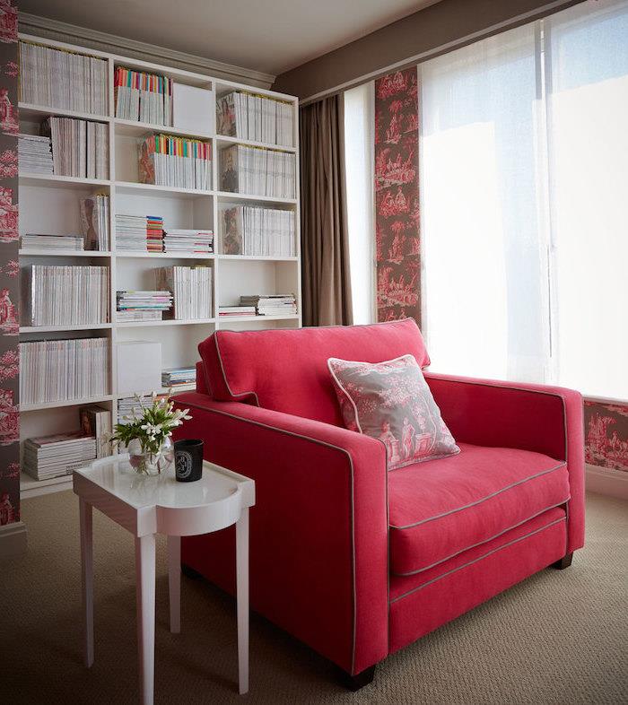 malinsko rdeča, ideja postavitve dnevne sobe, bralno območje z bež preprogo in rjavimi zavesami, naslanjač iz tkanine v malinovem odtenku
