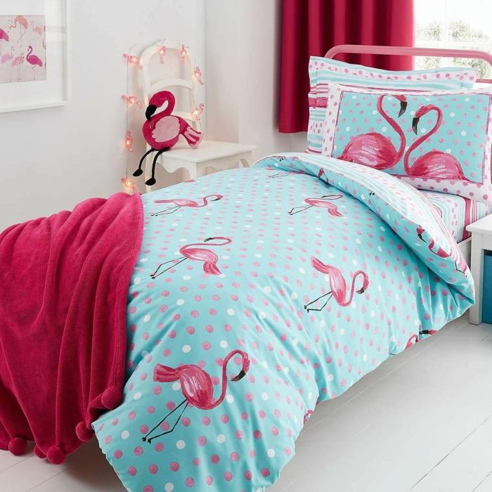 eksotična dekoracija na posteljnini najstniške spalnice, okras flaminga, dodatek za flamingo, rožnato poslikana kovinska postelja z vzglavjem z rožnatimi palicami