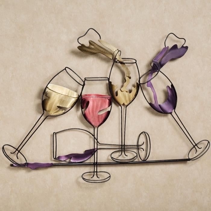 graži geležinė kūryba, skirta pakabinti ant sienos šampano ir vyno butelių su kaustytomis geležies taurėmis dizainą