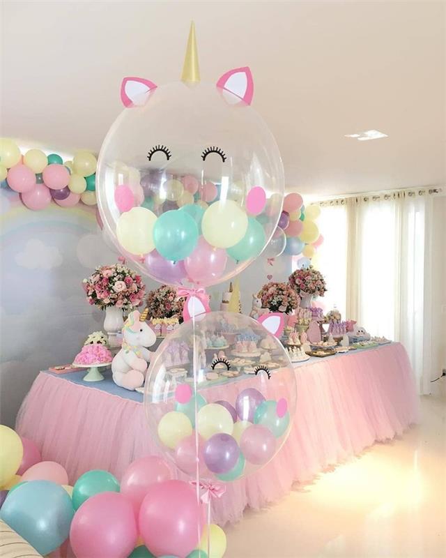 okras za rojstni dan na temo samoroga z balonom v pastelnih tonih in nebom