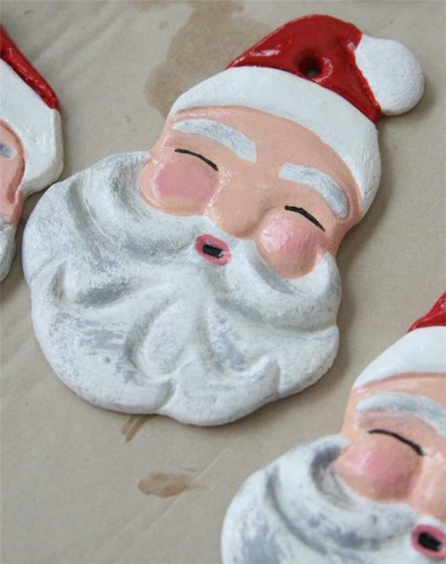 Noel Baba'nın kafası tuzlu hamurlu sakallı ve şapkalı yüz boyası bir DIY Noel dekorasyonu olarak