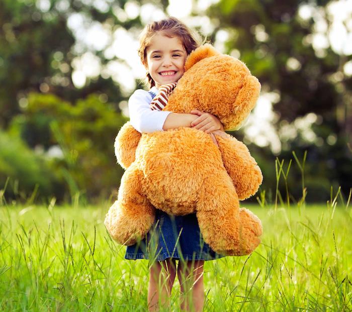 osebno darilo, punčka v naravi, kako presenetiti otroka, katero darilo izbrati, medvedek
