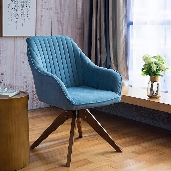 madingas objektas 2021 m. mėlyna klasikinio stiliaus kėdė prie lango ant lentų grindų