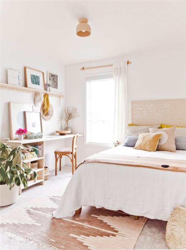 renkli nesnelerle dekore edilmiş ahşap yatak odası masası dekorasyonu, ev ofis alanı ile bohem yatak odası tasarımı